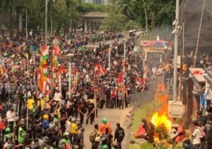 Read more about the article Massa Geruduk Polda Metro Jaya, Desak Pengusutan Konten “Mens Rea” Pandji Pragiwaksono