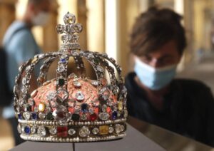 Read more about the article Mahkota Permaisuri Prancis Ditinggal Perampok, 1 Elang Emas Hilang