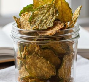 Read more about the article Anti Melempem! 6 Cara Menyimpan Keripik Daun